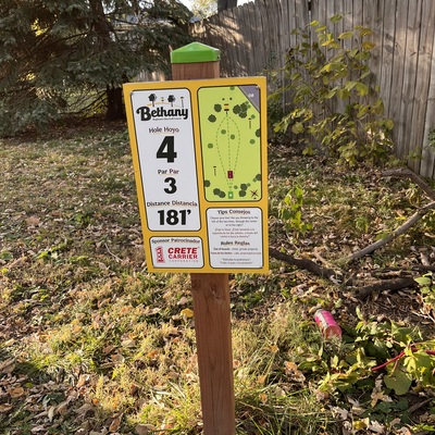 Example of a new tee sign with play details and sponsor